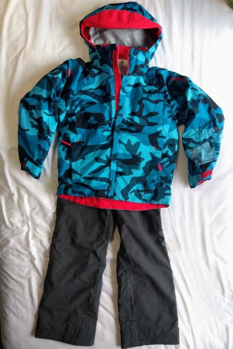 【差し上げます】子供用スキーウェア上下(DESCENTE  140㎝)